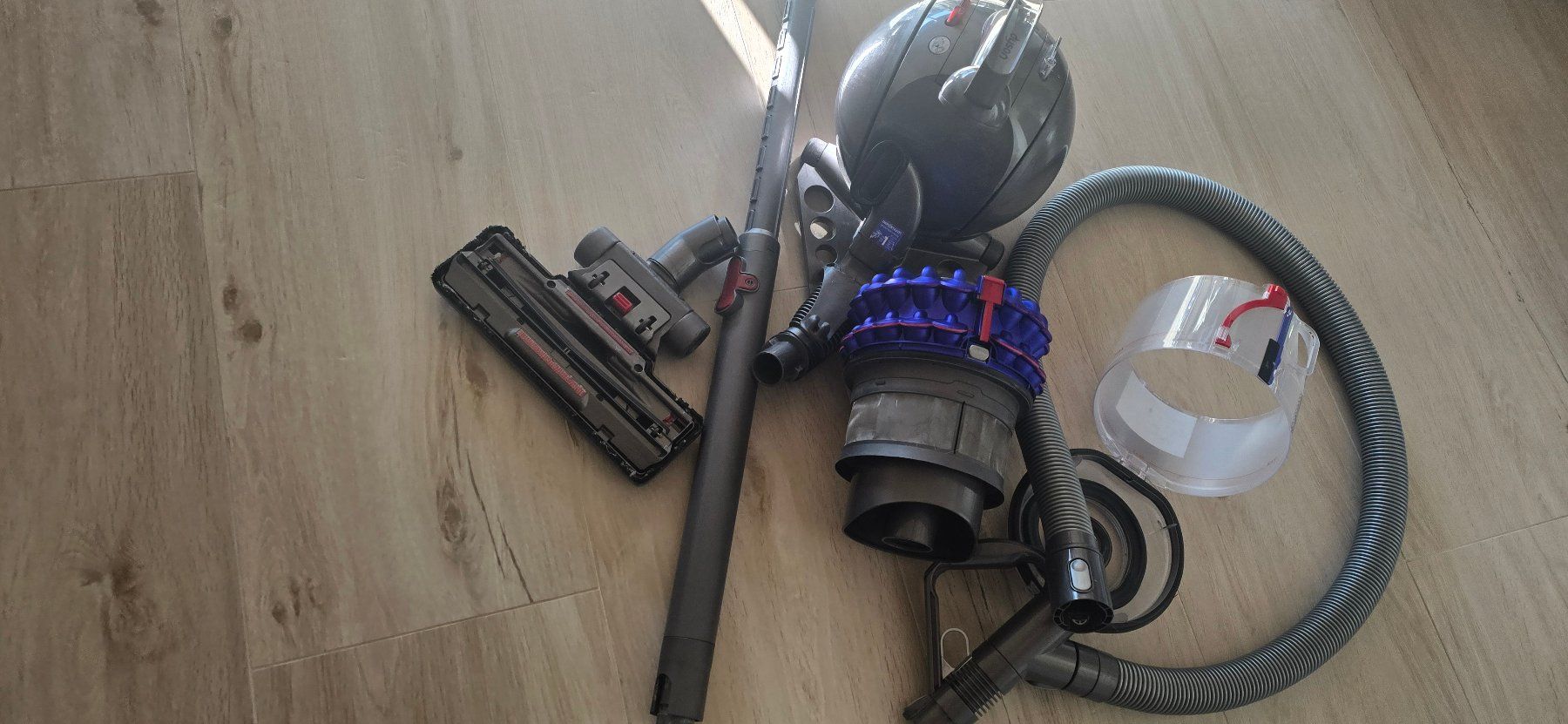 Dyson Staubsauger & Zubehör: Dyson DC52 Allergy Muscelhead – Gebraucht aus St. German von SchlufiPeter86 1