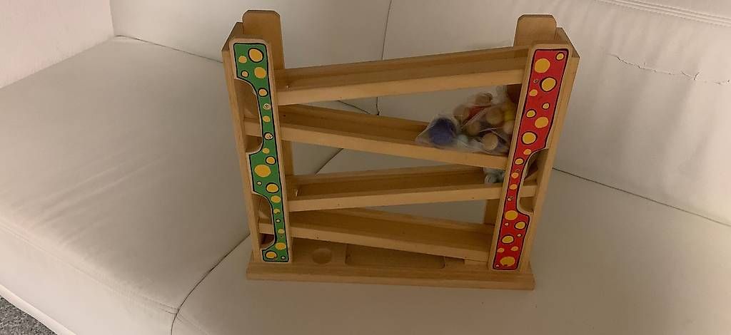 Spielzeuge: Kugelbahn aus Holz mit Murmeln – Gebraucht aus Mauren TG von Kochmario
