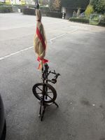 Antikes Spinnrad aus Holz mit Flachs