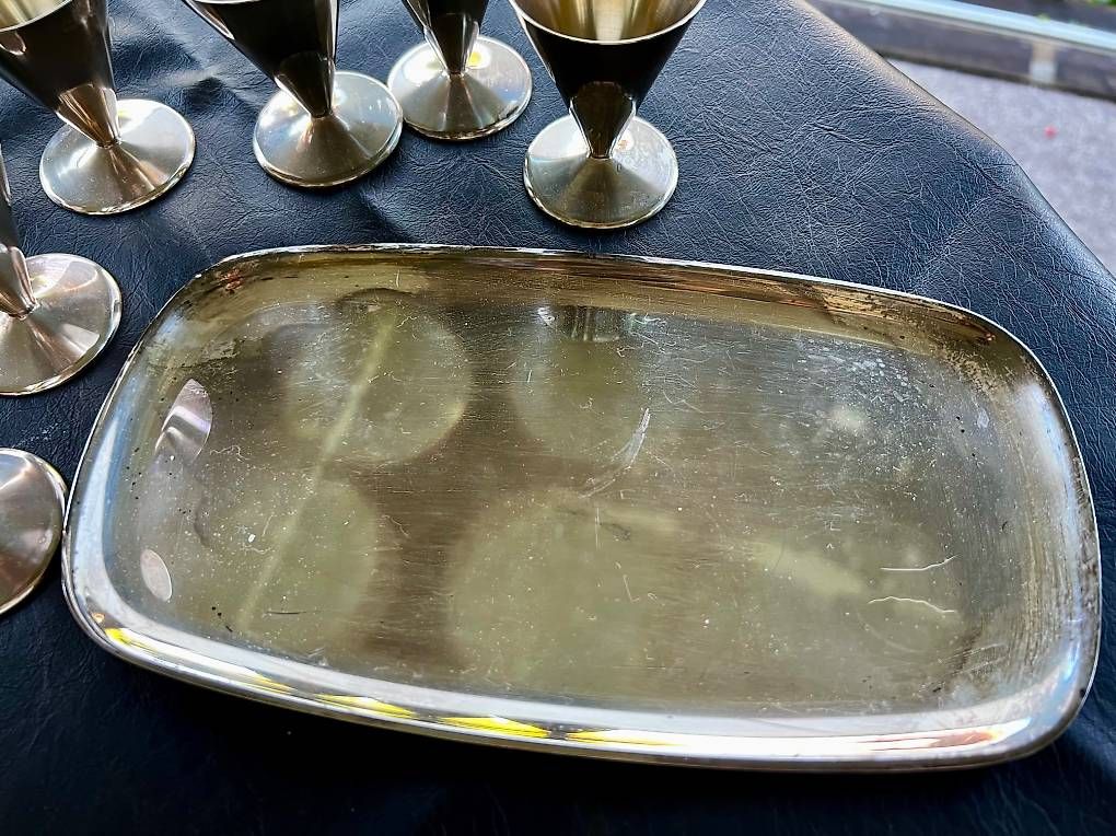 Set di piatti: Likörbecher mit Servicetablett Vintage. Versilbert? – Usato da Hinwil venduto da vibi55 2