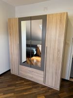 Kleiderschrank mit Spiegel