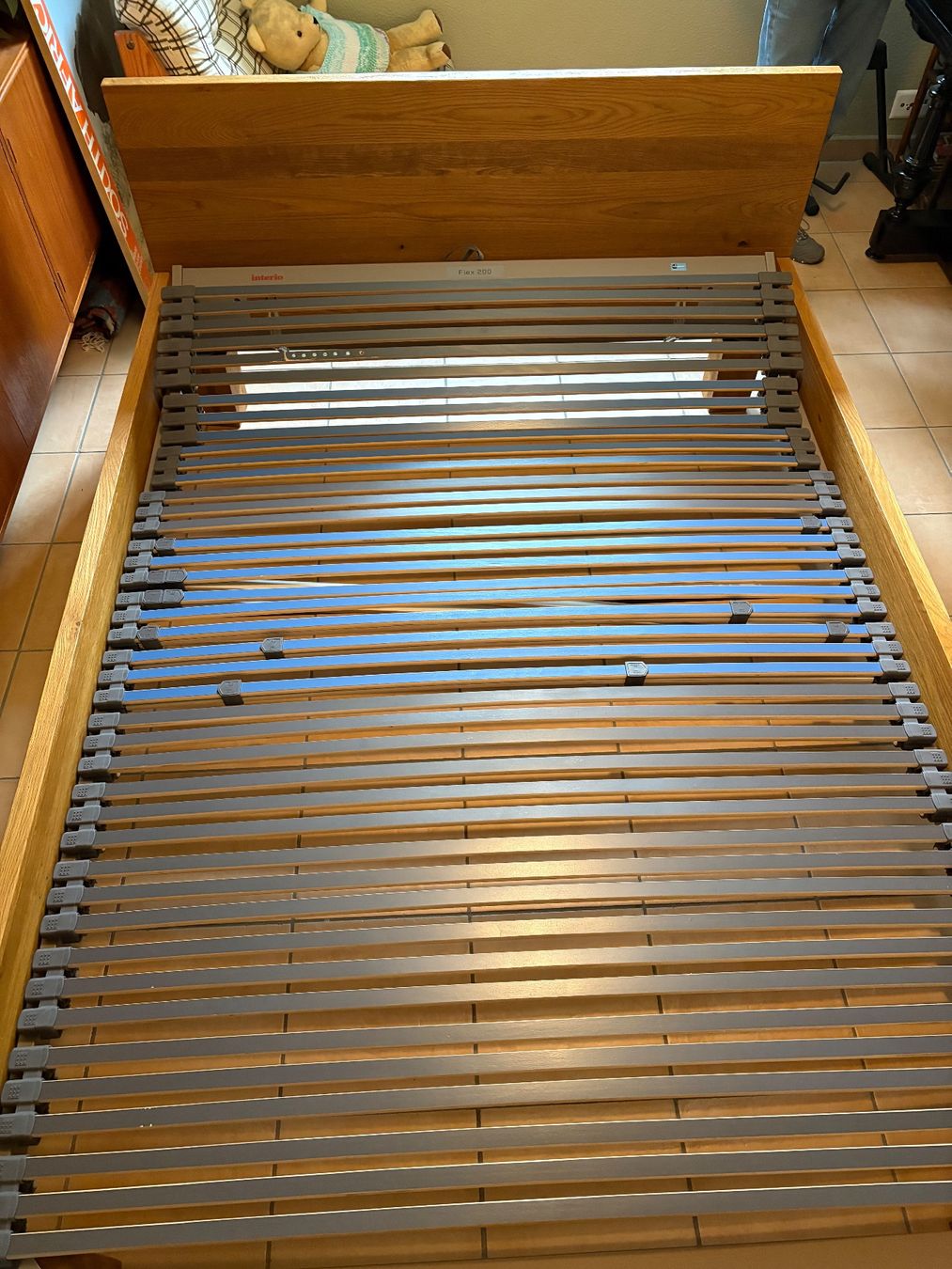 Interio Betten: Bettgestell Massiveichenholz, gebraucht 140 x 210 – Gebraucht aus Unterlunkhofen von judebabe