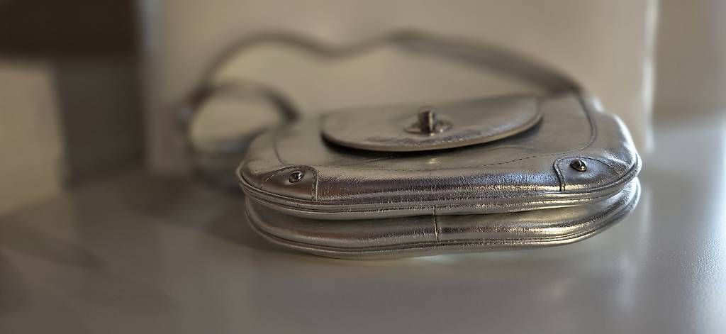 Borse da donna: Globus, kleine Ledertasche in Silber – Usato da Wolfhausen venduto da LoukAudio 1