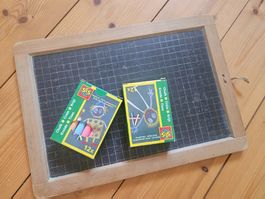 Alte Schiefertafel und 2 Schachteln bunte Kreiden