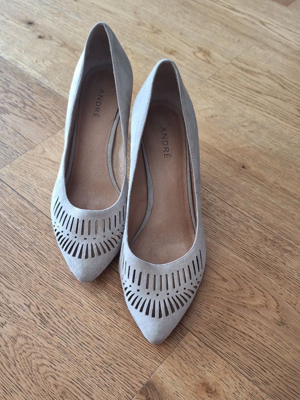 André Scarpe da donna: Escarpins ajourés daim T.38, talon 7cm, couleur sable – Usato da Jussy venduto da drs_sb7q