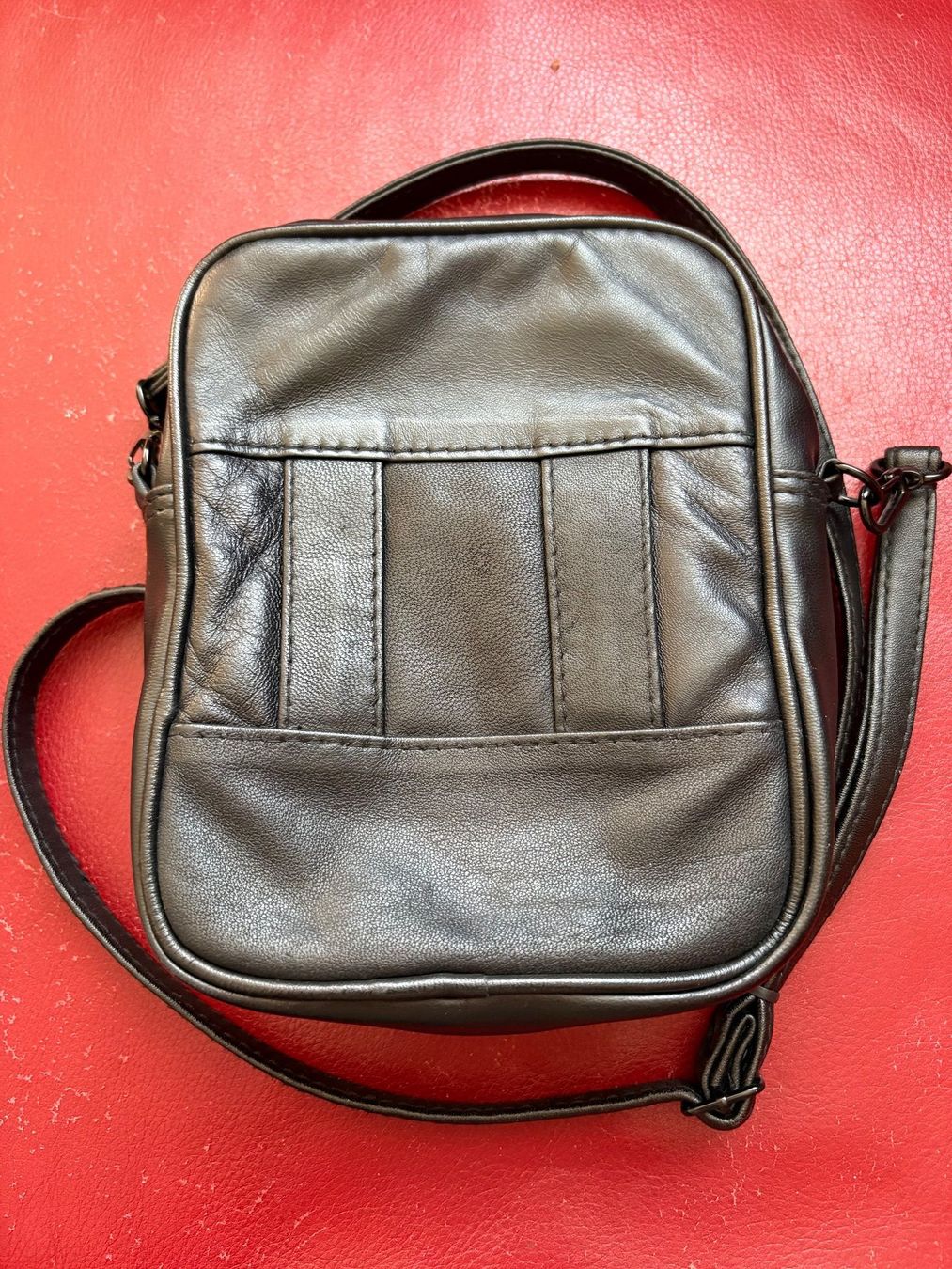 Vera Pelle Borse: Schwarze Echtleder-Smartphone-Tasche mit Bändel – Usato da Oberweningen venduto da Gerini 1