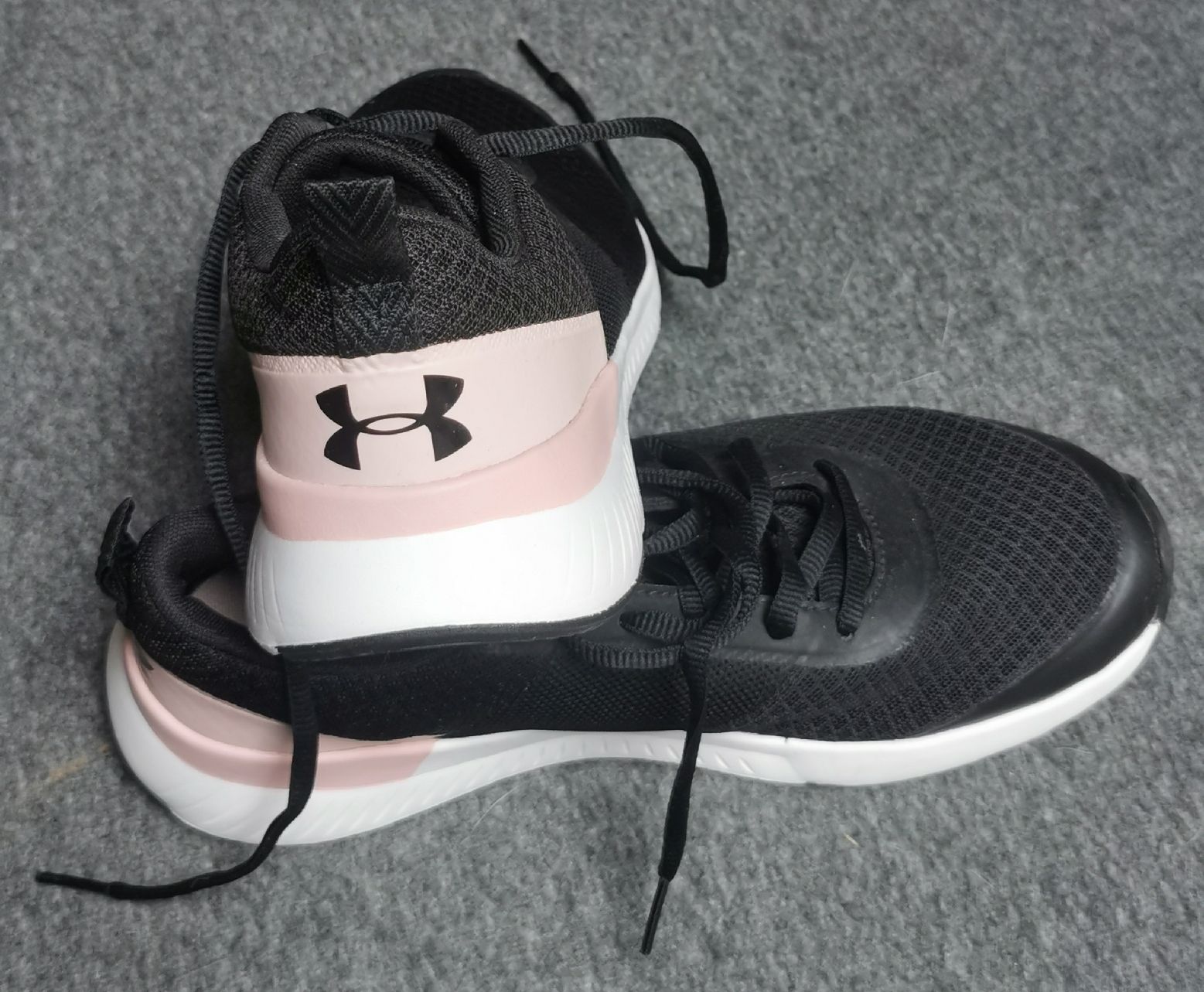 Under Armour Scarpe da donna: Under Armour, Noires/Roses, Taille 40.5, comme neuf! – Nuovo (secondo la descrizione) da Geneve venduto da Vtss00 2