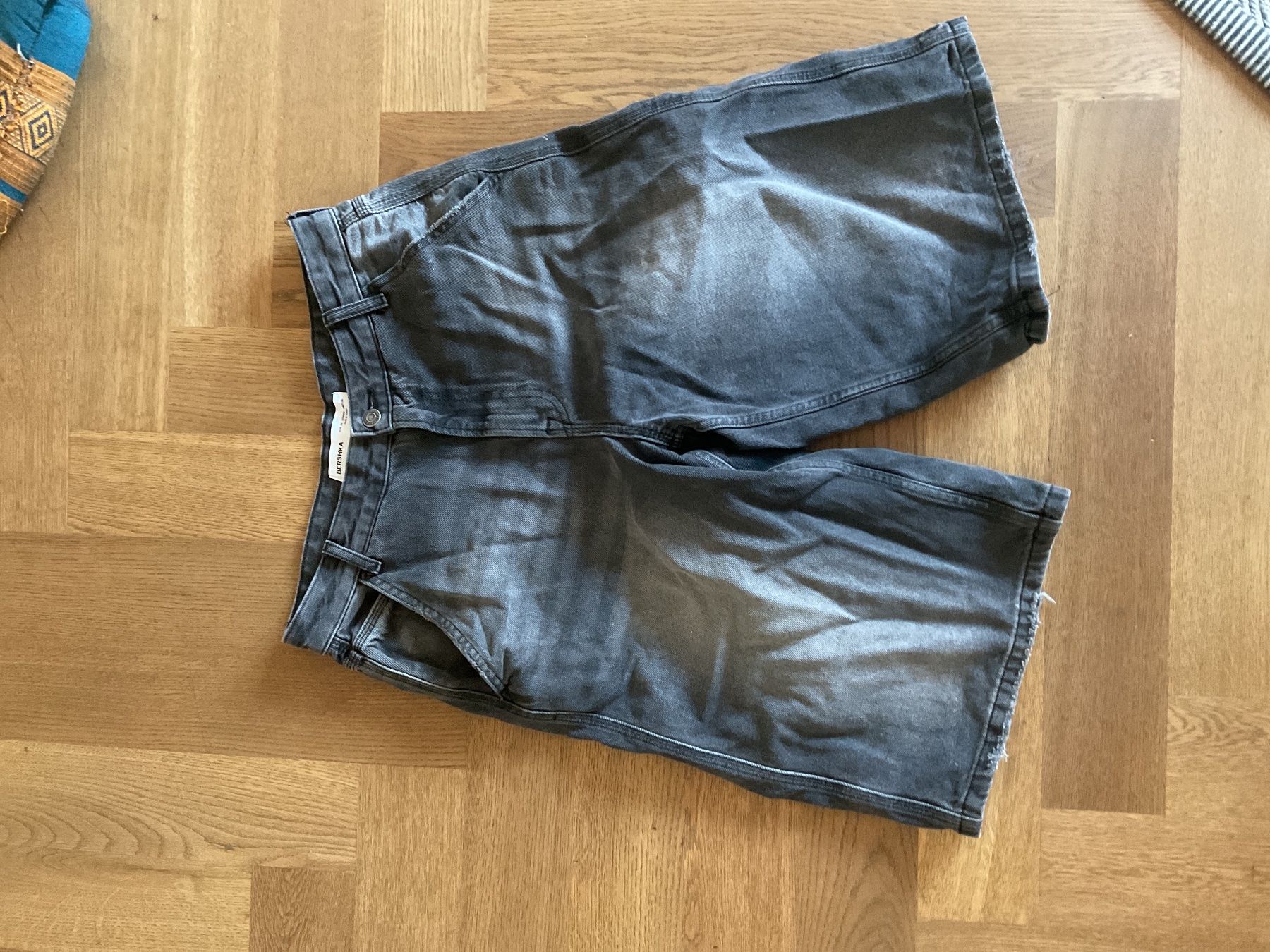 Bershka Jeans: Shorts Bershka Grau Grösse 36 Herren – Usato da Basel venduto da cme03