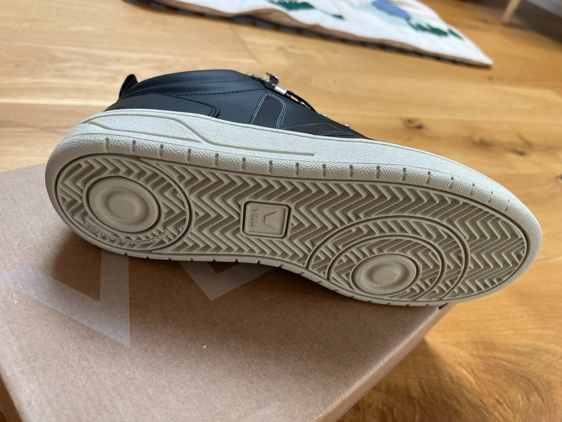 Veja Herrenschuhe: NEUE Original VEJA Sneakers, Grösse 42 – Neu und originalverpackt aus Biel-Benken BL von Aplus0 3