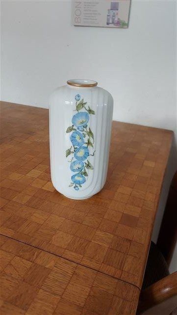 Vasen & Gefässe: Vase mit blauen Blumen, teilw.Handgemalt – Gebraucht aus Oberrohrdorf von Heinzwu