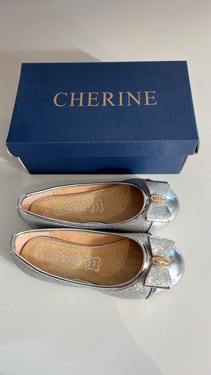 Scarpe per ragazze: Glitzer Ballerinas mit Schleife, Grösse 26, Neu – Nuovo (secondo la descrizione) da Pratteln venduto da Daily88