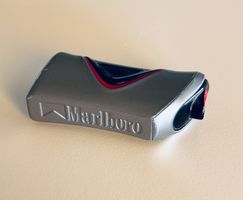 Briquet Marlboro de collection, gris et rouge, metal