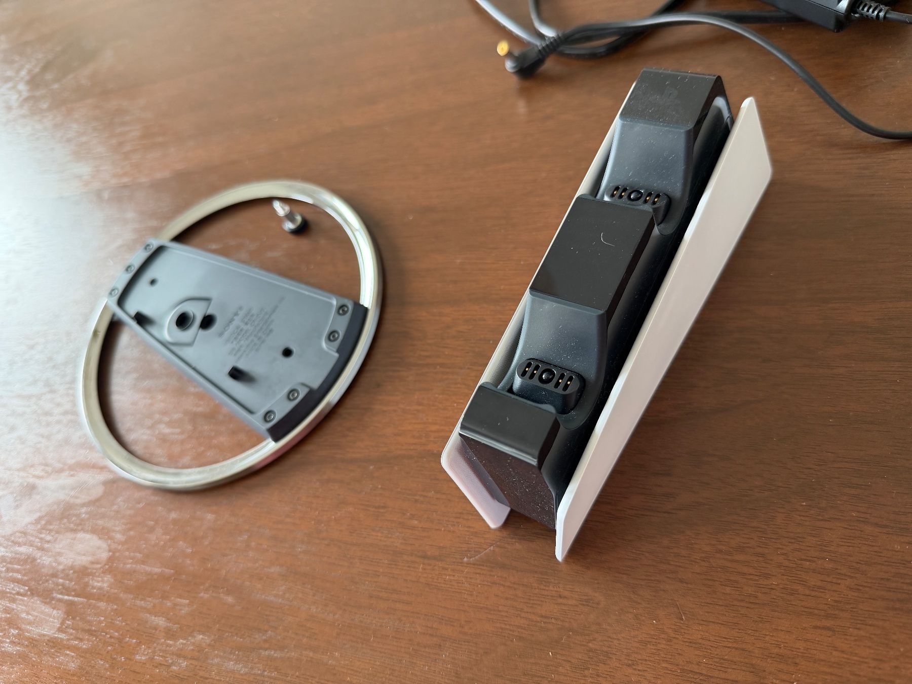 Sony Konsolen: Official PS5 vertical stand + DualSense charging station – Gebraucht aus Carouge GE von Stomp 1