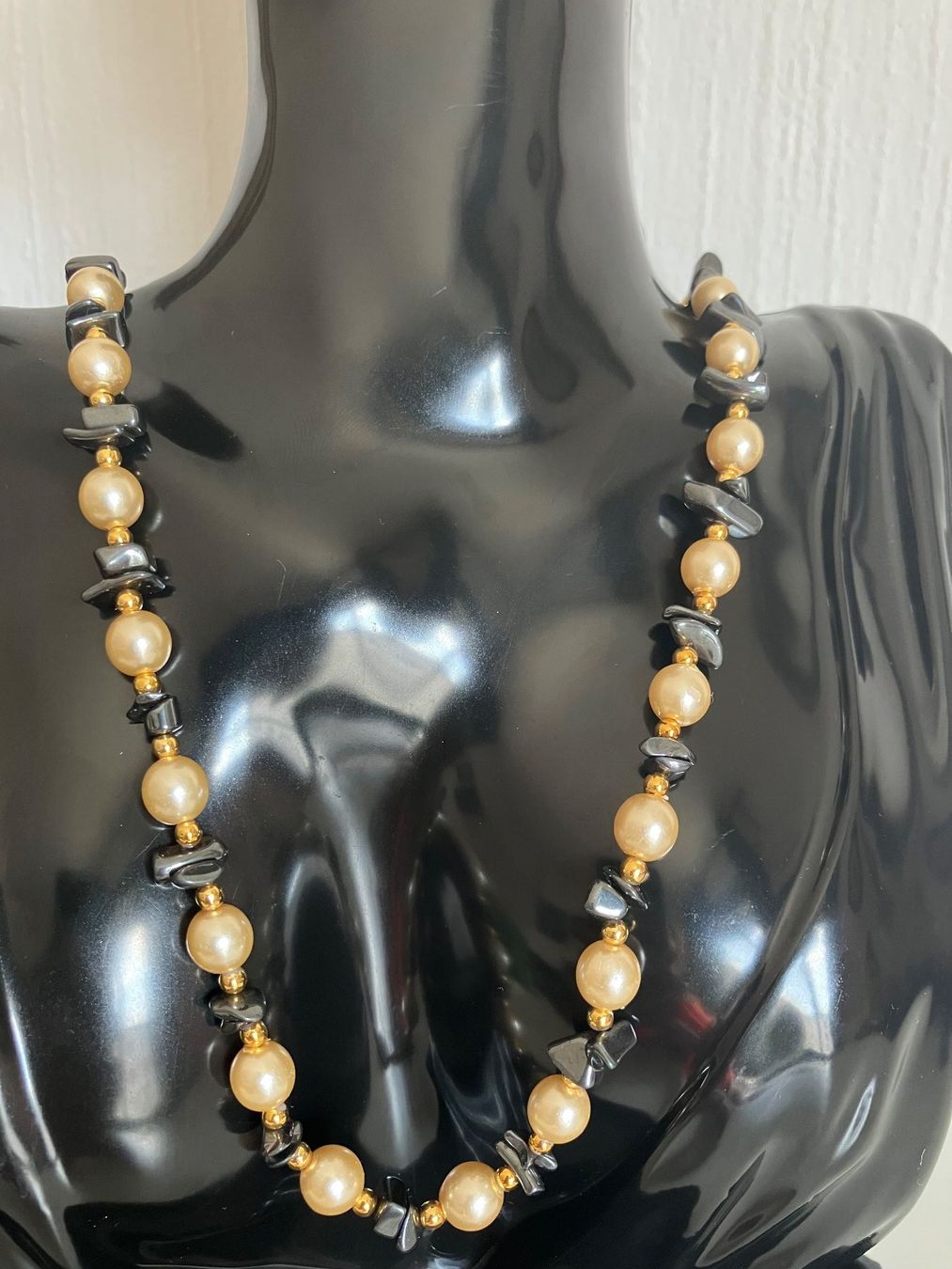 Catenine: Collier vintage Hématite perles dorées – Usato da Peseux venduto da CharmeCommerce 1