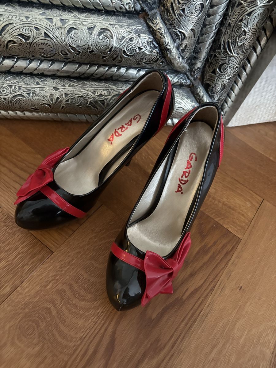 Scarpe da donna: schwarze High hells Lack, mit roter Schlaufe Grösse 39 – Nuovo (secondo la descrizione) da Thun venduto da Sandra7569 1