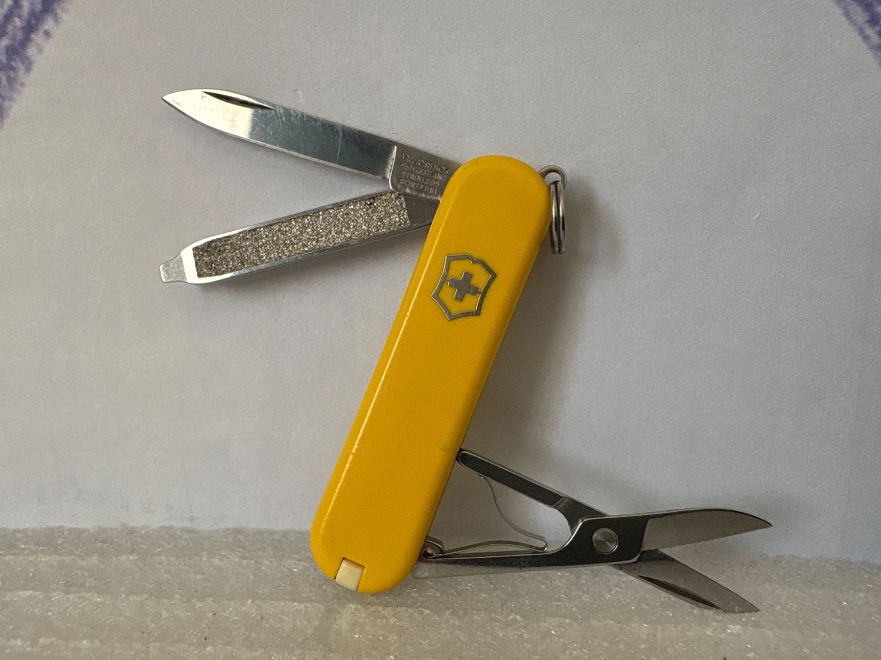 Victorinox Coltelli tascabile: VICTORINOX - Classic yellow - Sackmesser – Usato da Andwil SG venduto da Rainboli