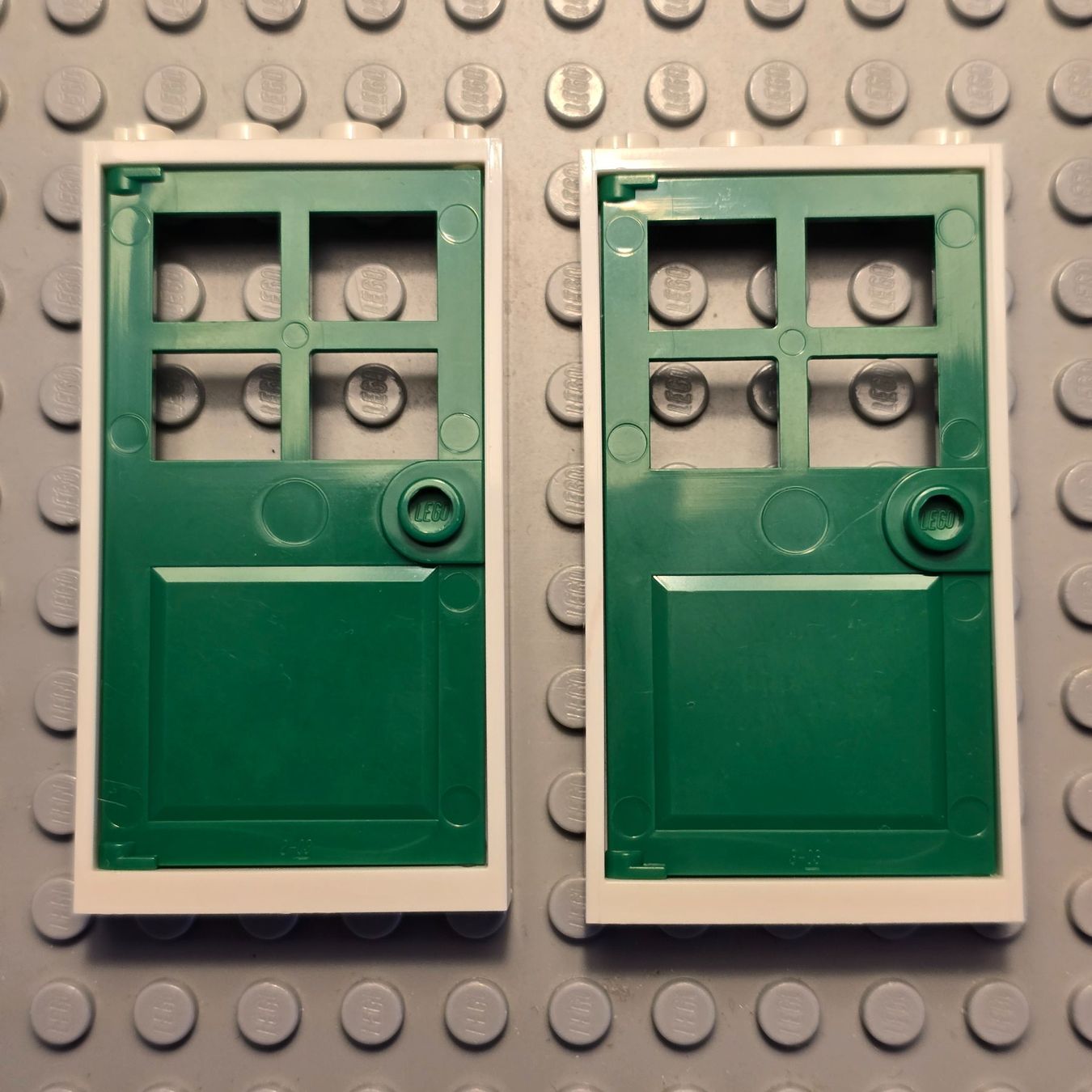 Lego Kit di costruzioni: Lego 2x Tür mit weissen Rahme – Nuovo (secondo la descrizione) da Basel venduto da Swi-7621