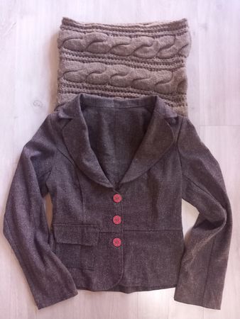Veste blazer brune avec boutons roses et snood torsadé