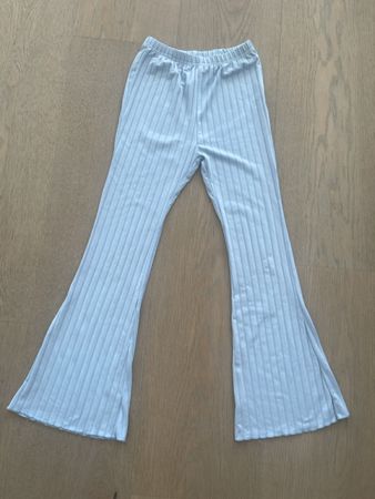 Trendige Sporthose / Schlaghose hellblau Gr. 140/146 Neu!