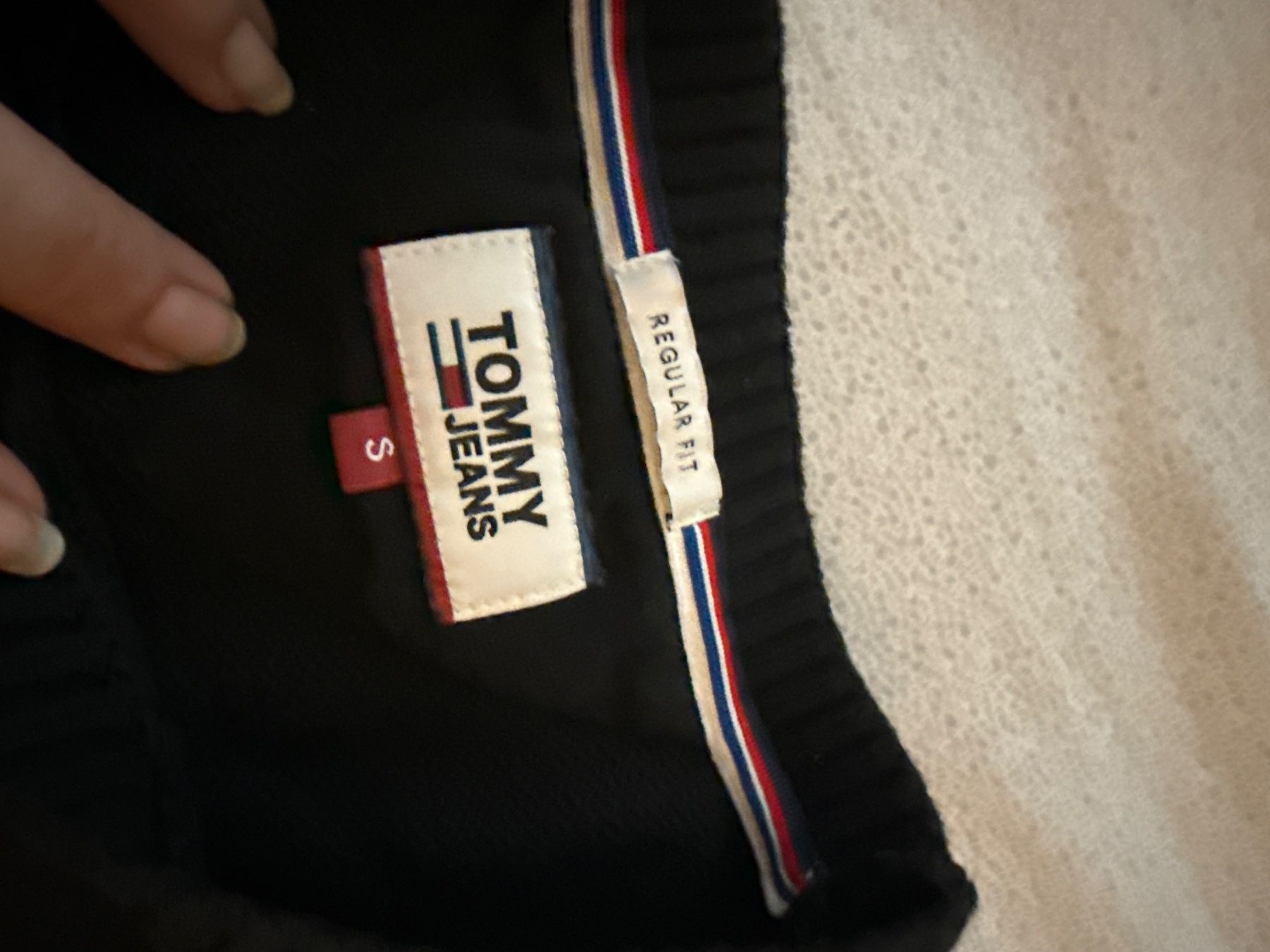 Tommy Hilfiger Pullover & Sweatshirts: Tommy Jeans StrickPullover Gr. S ,schwarz, guter Zustand – Gebraucht aus Oberwil BL von Zenga60 1