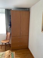 Hoher Kleiderkasten mit 3 Schubladen