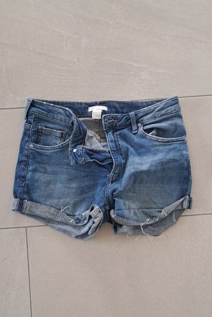 Short en jean H&M taille 38, parfait pour l'été!