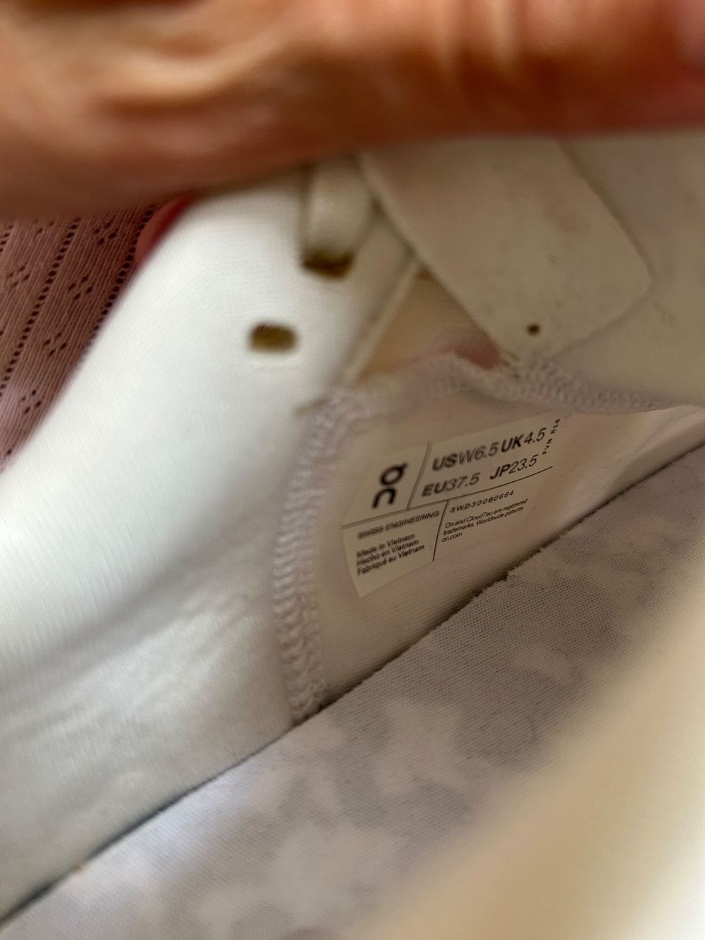On Chaussures femmes: On white sneakers – D'occasion à Zürich par EllaPota 7