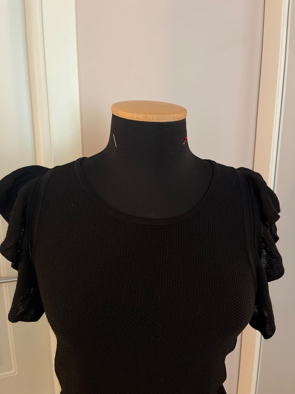 Sandro Blusen, T-Shirts & Tops: Black top  Sandro round neck – Gebraucht aus Rüschlikon von ant_5v7g 1
