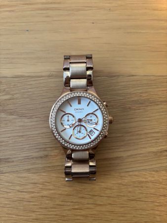 DKNY Damenuhr Roségold mit Strass