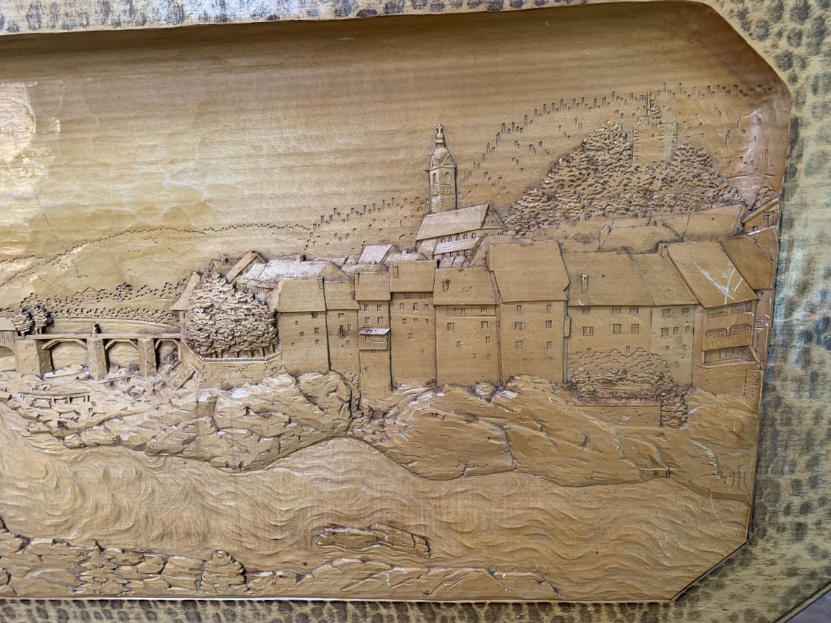 Foto & Immagini: Schöne Schnitzerei mit interessantem Monogramm HE – Usato da Wolfhalden venduto da SecondAntique 1