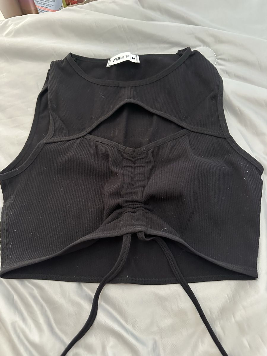 Tops: Schwarzes Crop-Top mit Cut-Out – D'occasion à Rhäzüns par romina._gr 2