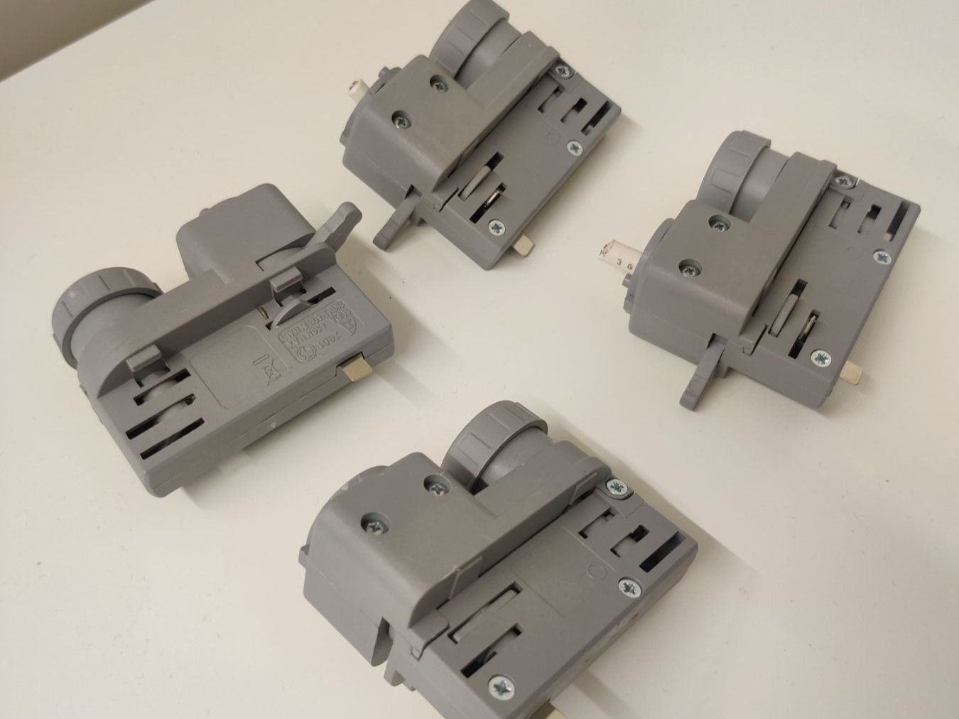 Laufwerke & Adapter: 4x 3-Phasen Multiadapter 6A grau – Gebraucht aus Zürich von JackpotDeinesLebens