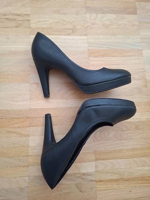 Chaussures femmes: Schwarze Damenschuhe mit Absatz – D'occasion à Niederuzwil par Liberatopixel 2
