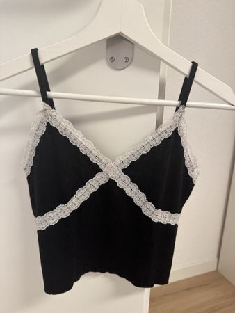 Bershka Top XS Schwarz mit Spitze - Sommer Must-Have!
