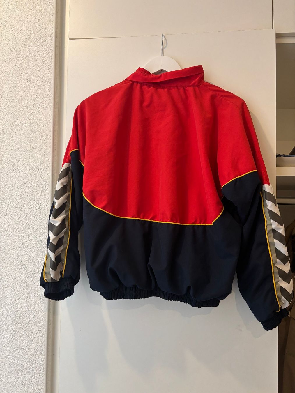 Hummel Giacche: Hummel Vintage Trackjacket cropped style – Usato da Zürich venduto da pepi 1