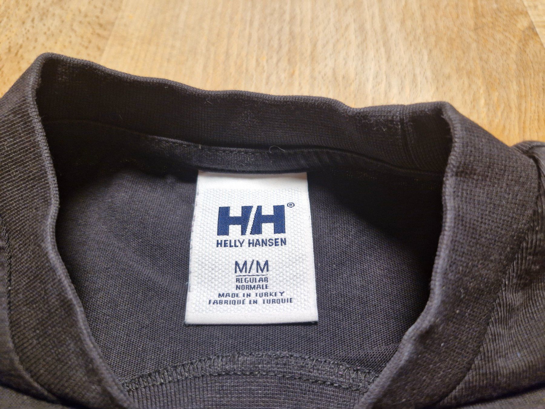 Helly Hansen T-Shirts: Herren T-Shirt Helly Hansen Grösse M/M schwarz – Gebraucht aus Wiesendangen von enbtracked 2