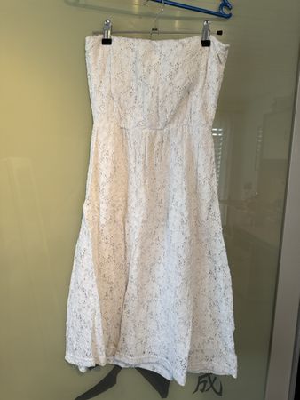 Sommerliches Spitzenkleid, trägerlos, Grösse S - Top Zustand