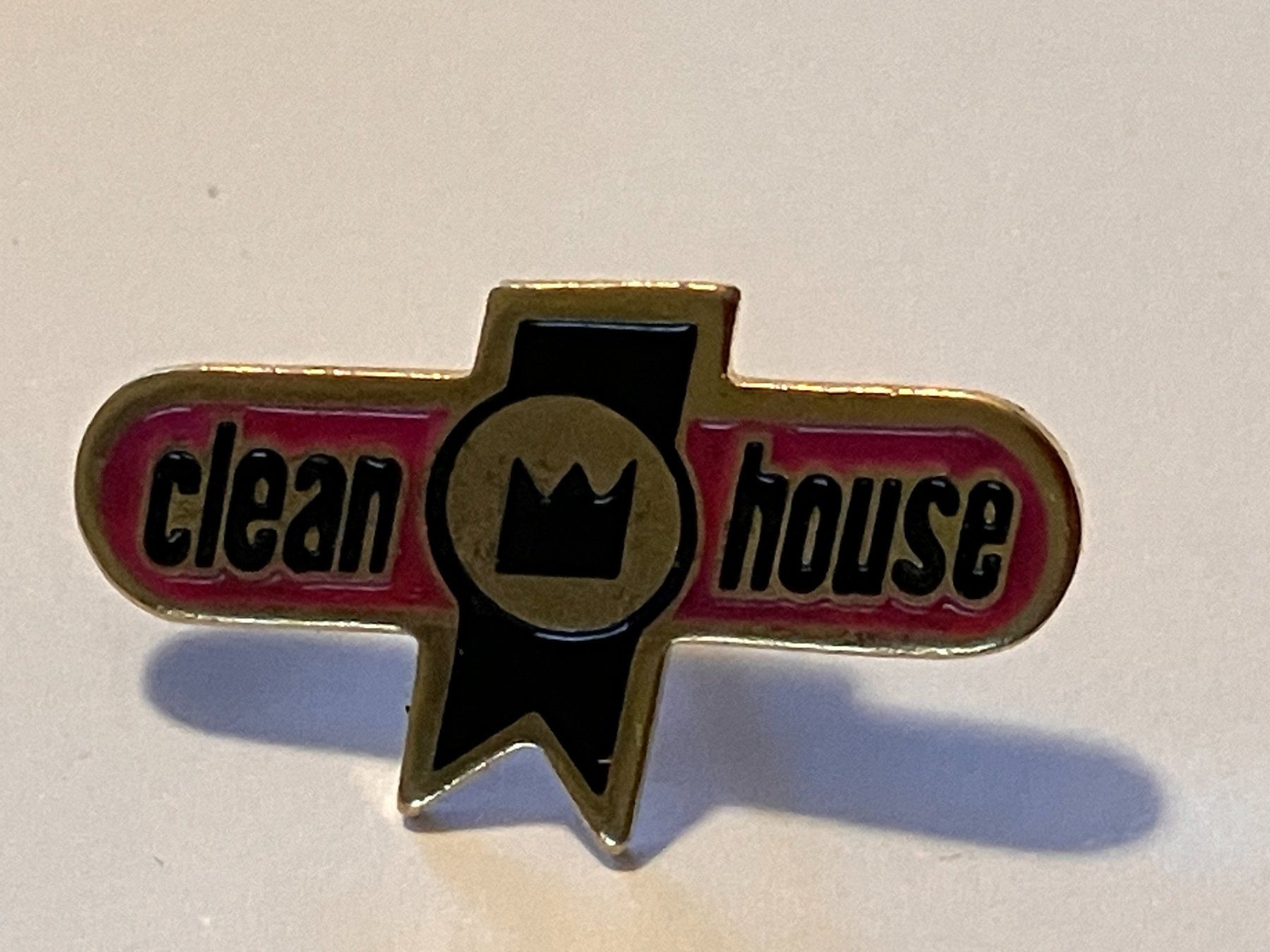 Placchette & Badge: 1 Pin Clean House – Usato da Basel venduto da djwwpp