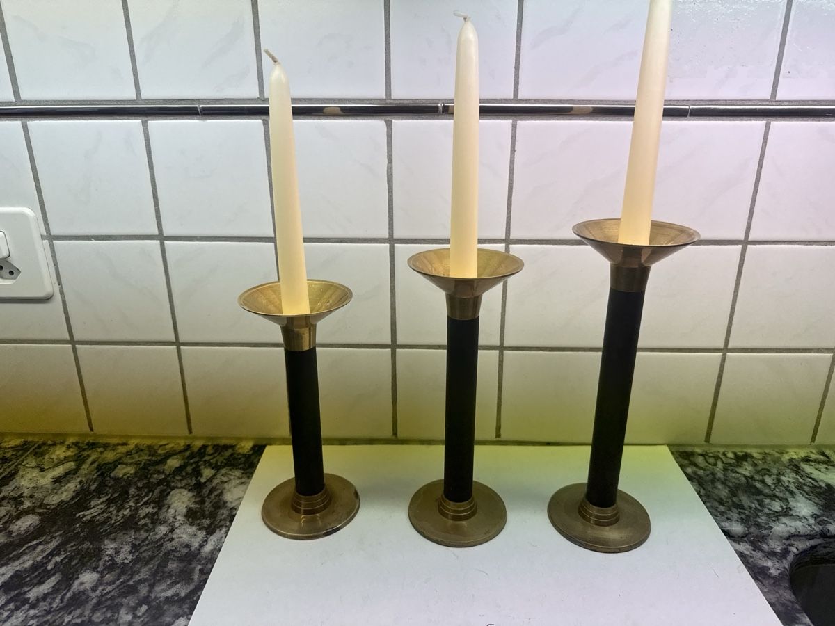 Pfister Portacandele: Kerzenständer aus Messing mit schwarzem Mittelteil. – Usato da Mellingen venduto da Wupper