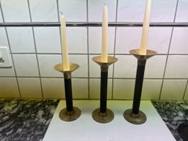 Kerzenständer aus Messing mit schwarzem Mittelteil.