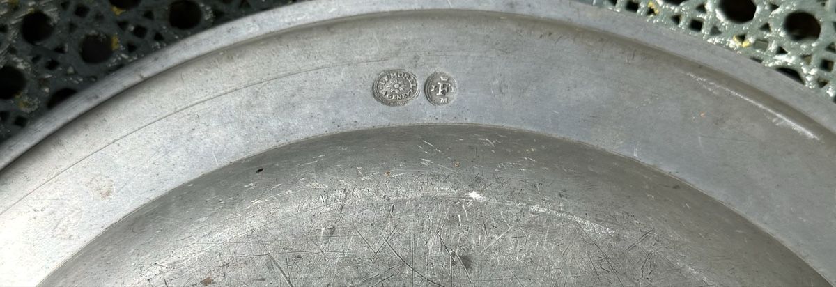 Piatti di portata: Plat en étain, année 1776. – Usato da Les Bayards venduto da aout 4