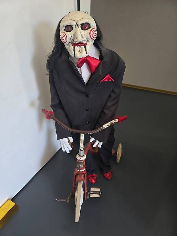 Statuette: Saw Billy Puppe Prop mit Dreirad – Usato da Ermenswil venduto da Ingram0
