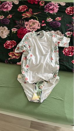 Sommer-Badeanzug mit Blumenmuster Grösse S