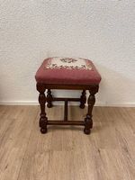 Vintage Polsterhocker mit Gobelinstickerei