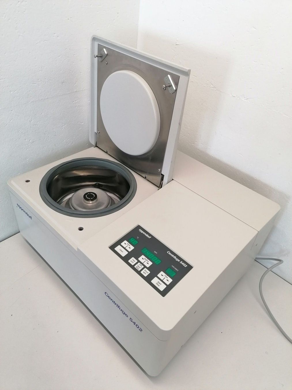 Accessori da laboratorio: EPPENDORF 5402 Centrifuge - gekühlt! – Usato da Niederdorf venduto da LeptonAG_Labor 1
