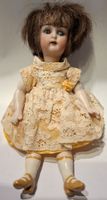 Poupée Ancienne en porcelaine - Robe Dentelle Jaune
