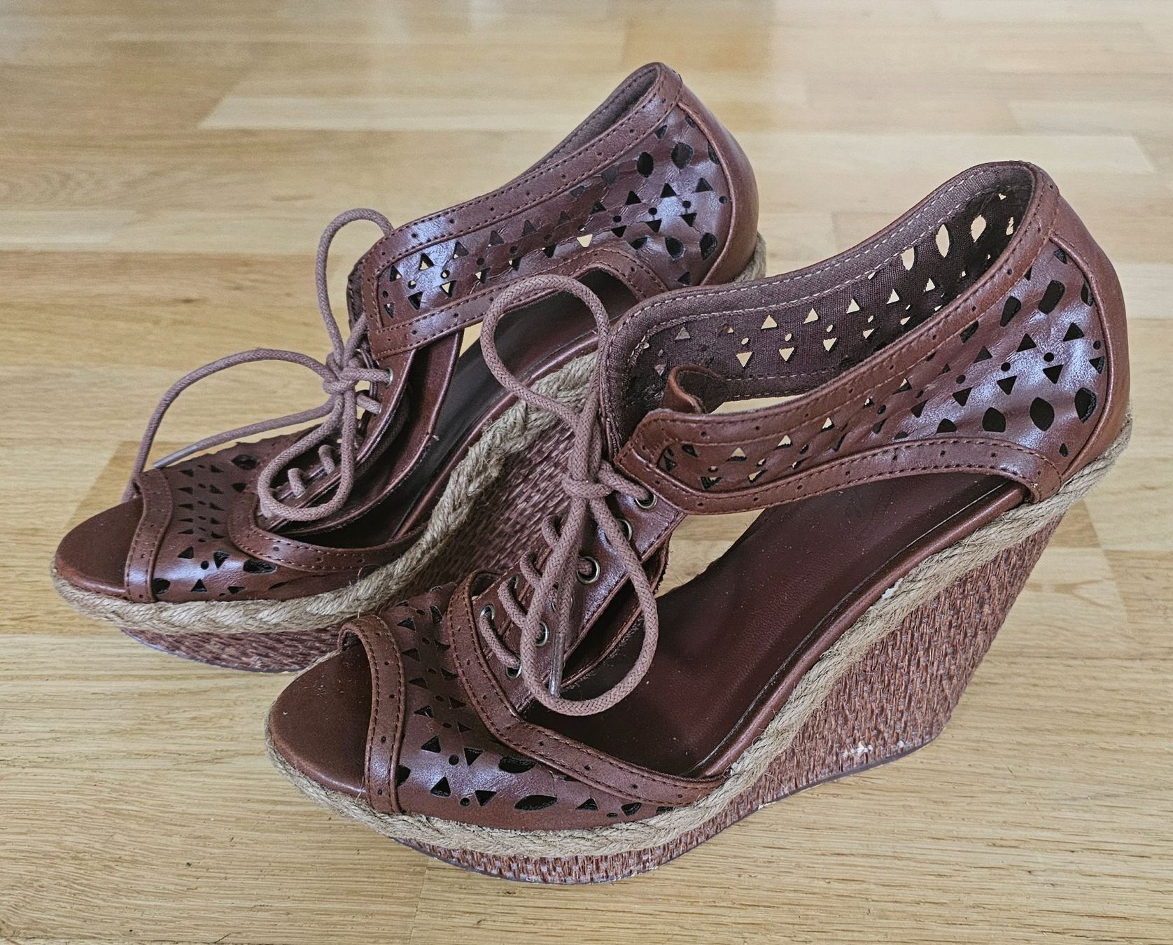 Damenschuhe: Sandales avec talon compensés - Taille 38 – Gebraucht aus Court von Jovi2