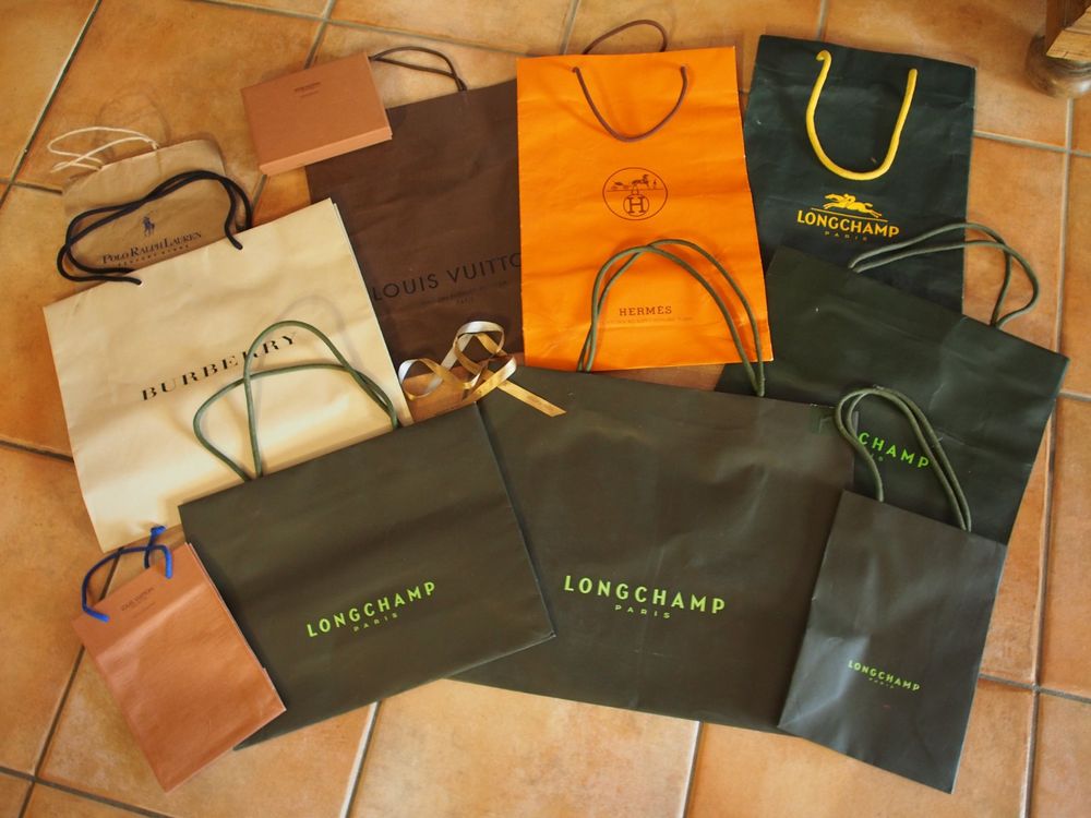 LOT SACS POCHETTES en papier + une boite carton Vuitton Hermes Gucci