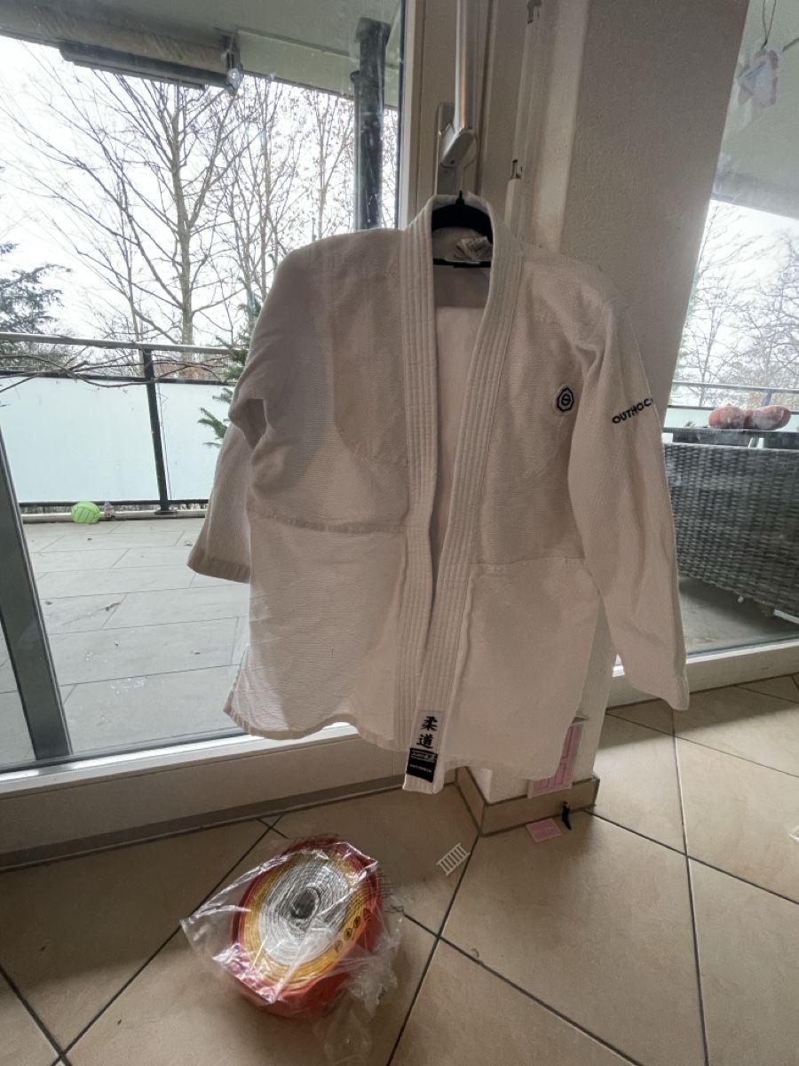 Decathlon Anzüge: White dick Aikido-Judo Suit - Size 150 – Gebraucht aus Baar von Gar_f9sz