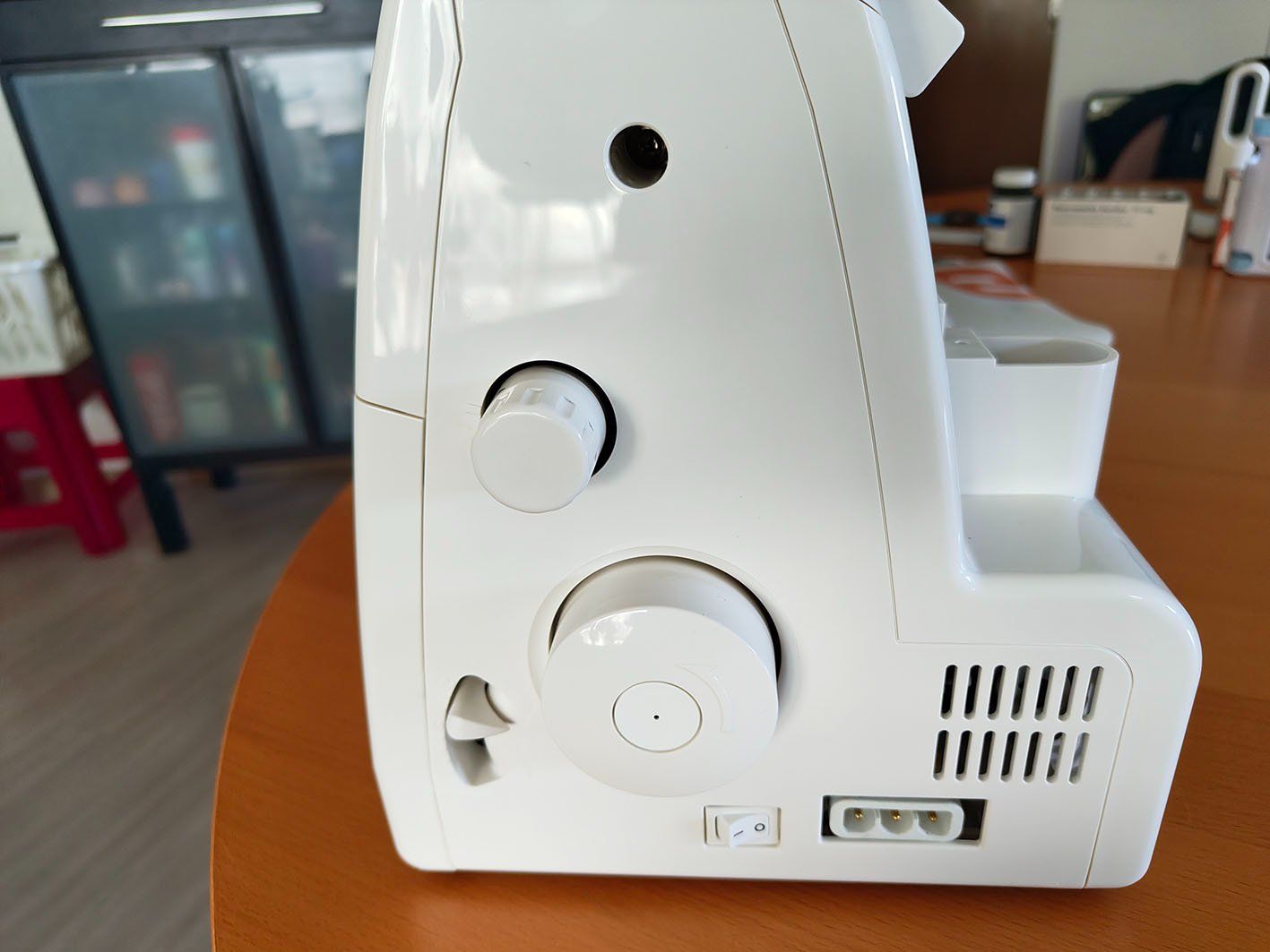 Singer Macchine da cucire: Machine à surjeter SINGER S010L blanche - très bon état – Nuovo e nell'imballaggio originale da Payerne venduto da franky_23 1